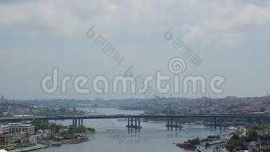 带过桥海湾的土耳其城市全景